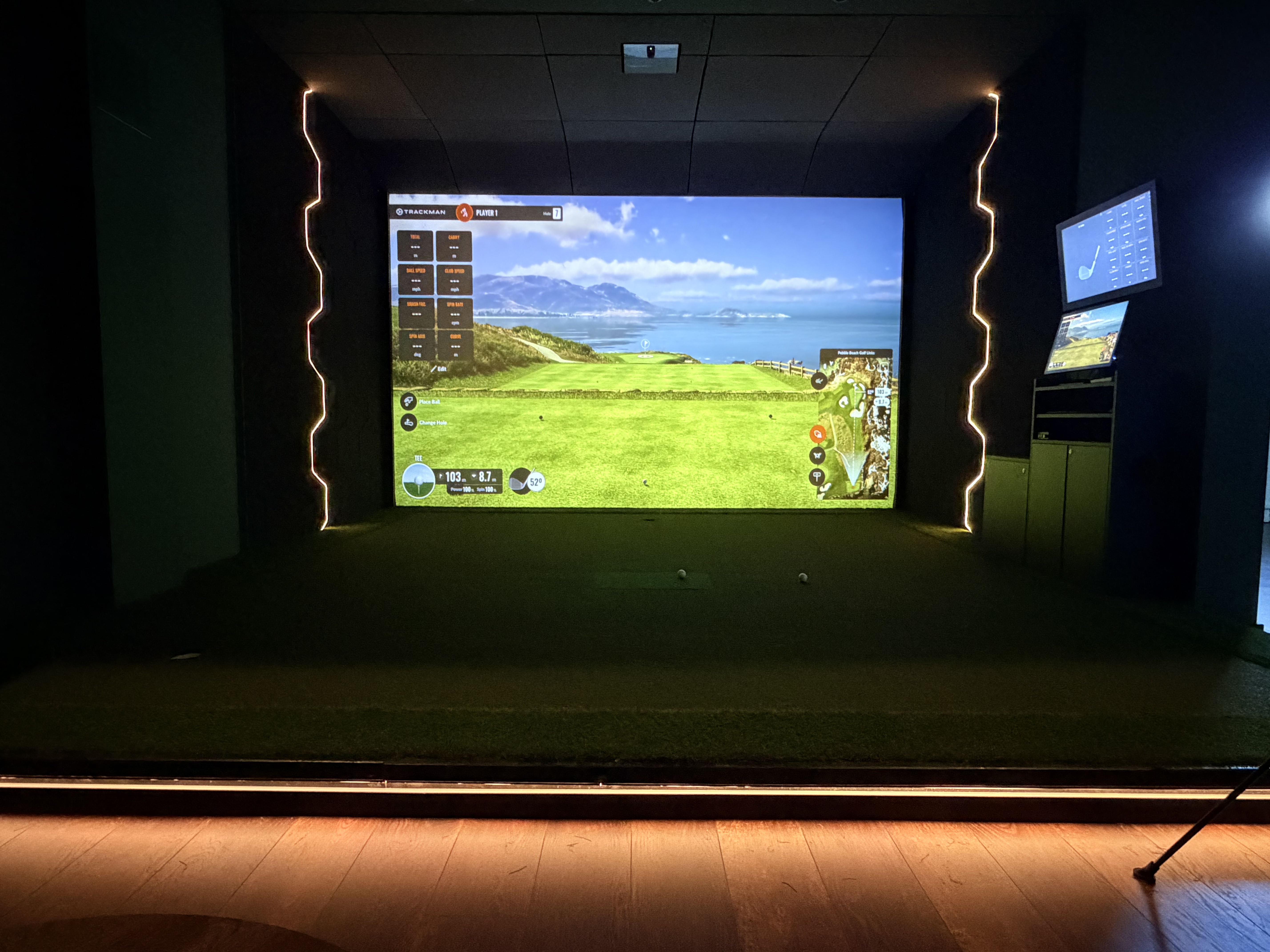 GolfSim.hr simulator s LED ambijentom i projekcijskim ekranom