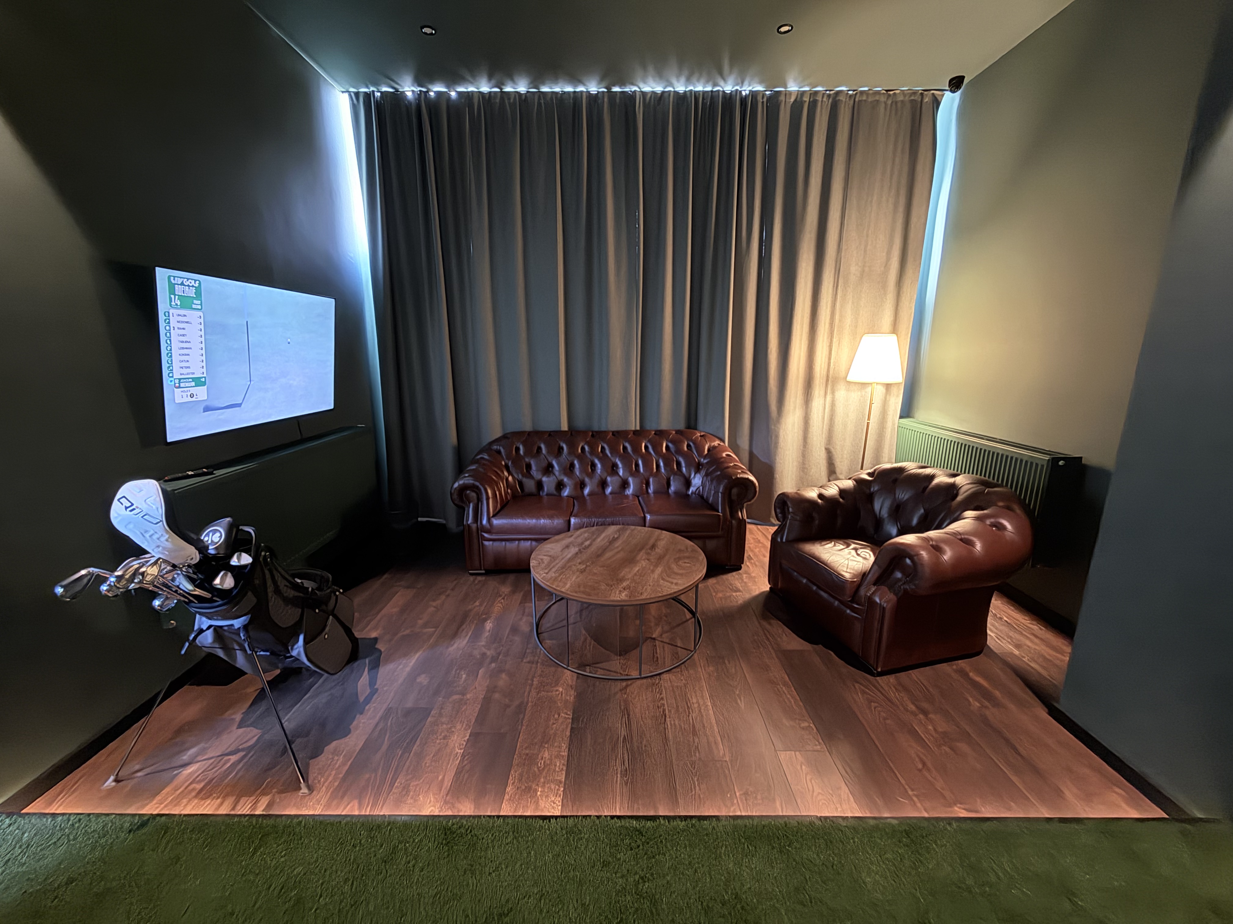 GolfSim.hr lounge prostor s Chesterfield namještajem i profesionalnom rasvjetom u Zagrebu