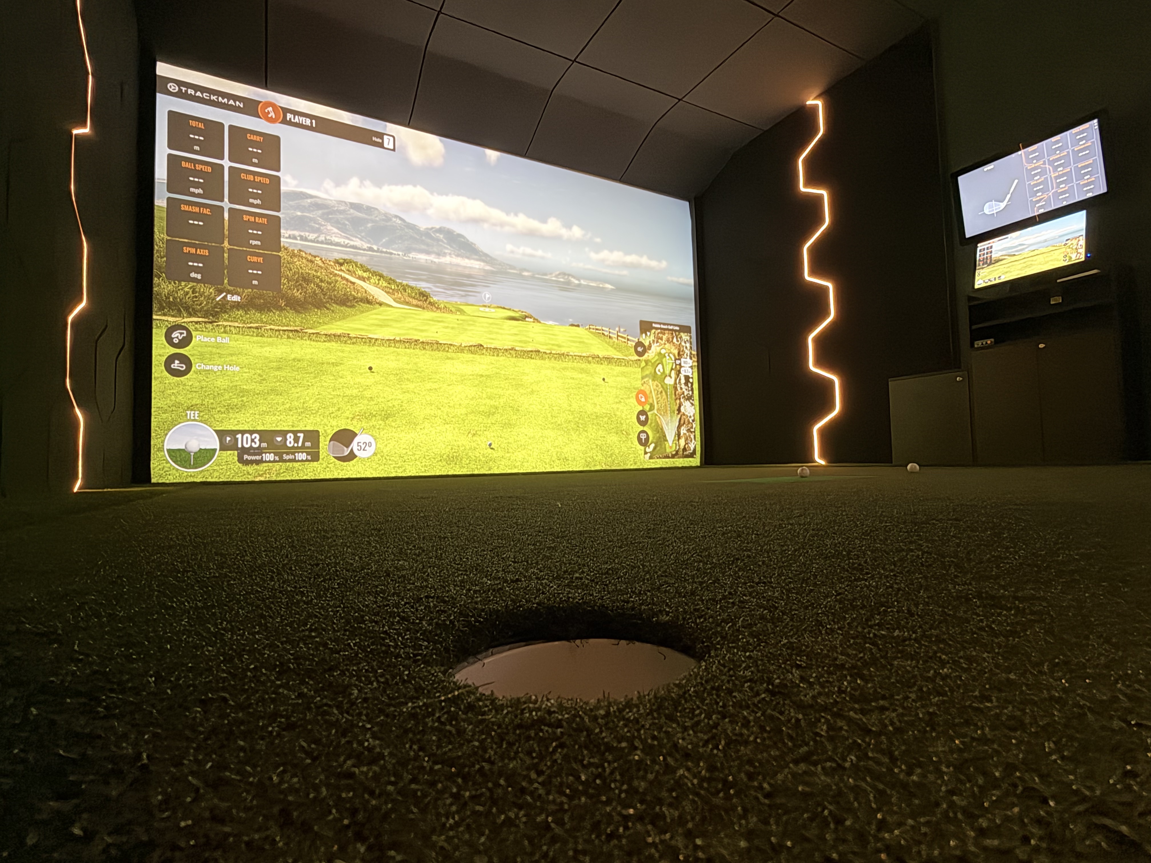 Putting green s Trackman ekranom u GolfSim.hr indoor golf simulatoru
