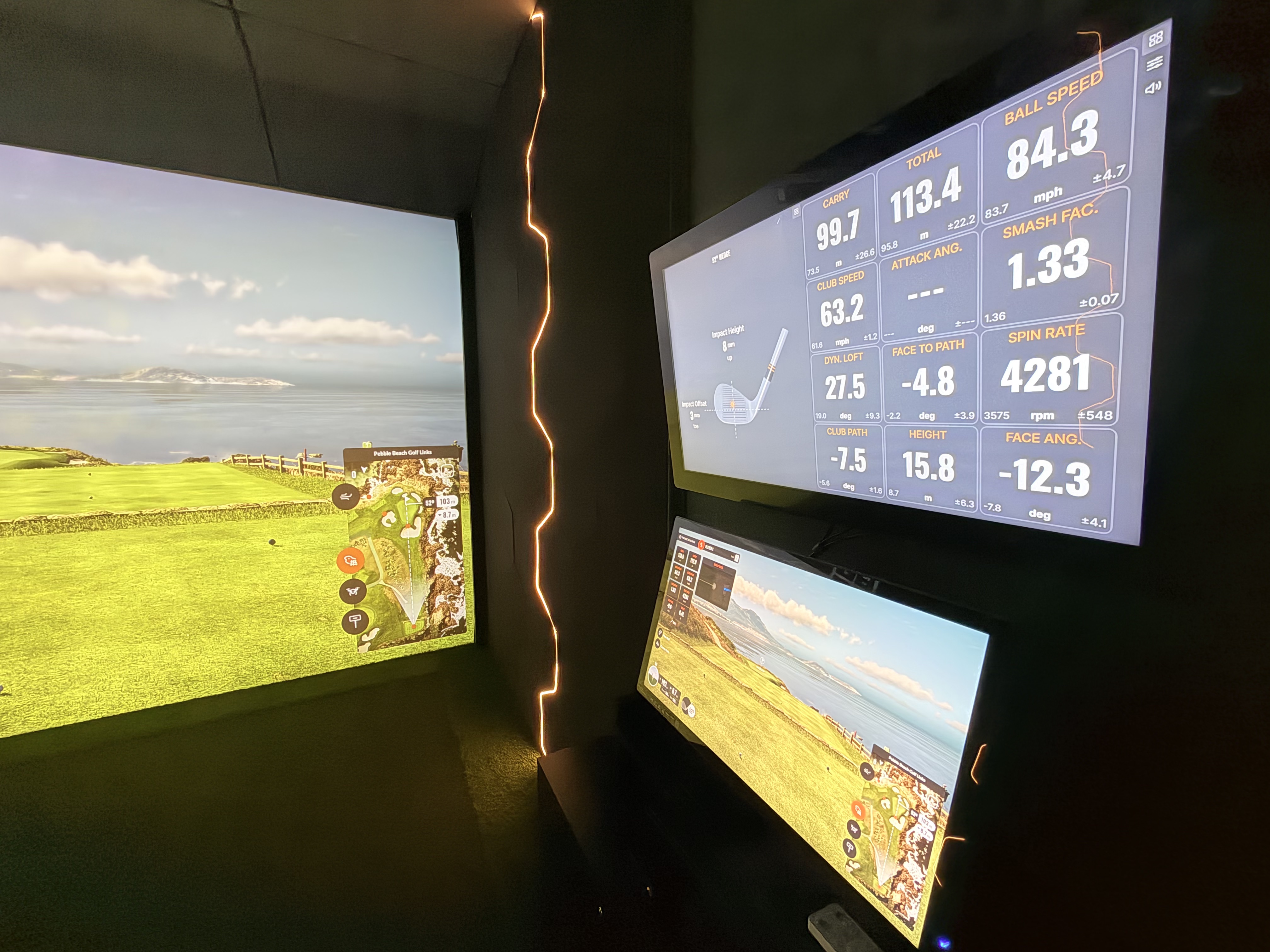 Trackman iO ekrani s detaljnom statistikom udarca i prikazom terena u GolfSim.hr simulatoru